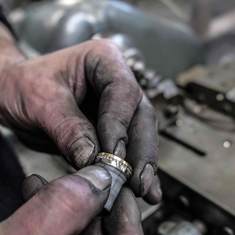 Goudsmid Werkt Aan Een Ring