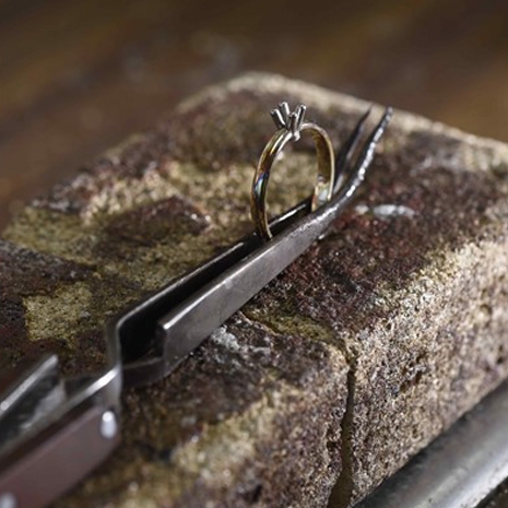 Solitairring In Een Tang