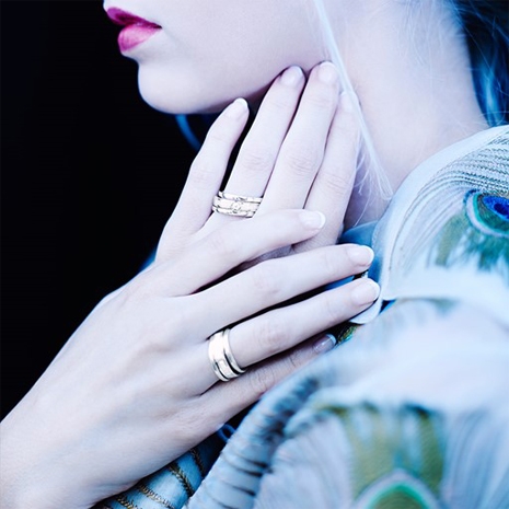 Dame Met Handen Met Ringen Tegen De Hals