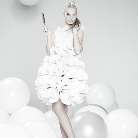 Dames Met Witte Bloemenjurk Tussen Ballonnen