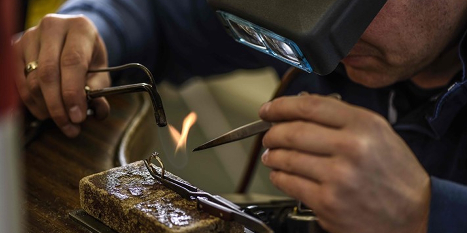 Diamantzetter Aan Het Werk