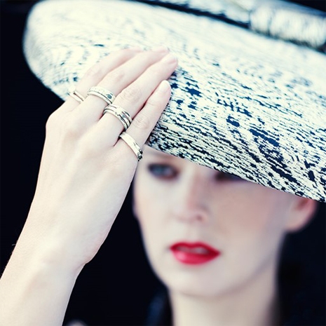 Dame Met Hand Met Ringen Aan De Rand Van Haar Hoed