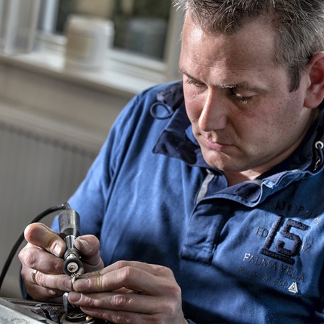 Diamantzetter Aan Het Werk