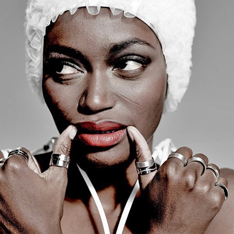 Dame Met Mutsje En Twee Handen Vol Ringen