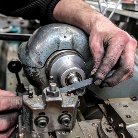 Goudsmid Werkt Met Machine