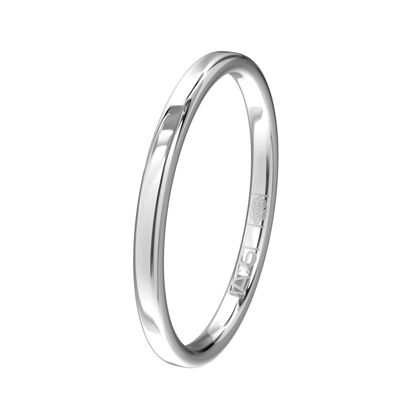 De ronde zijkanten geeft deze ring een unieke look. Deze look wordt nog eens versterkt omdat onze goudsmeden dit model zowel van een vlakke buiten- als binnenkant hebben voorzien. Zo krijg je een waar juweeltje!