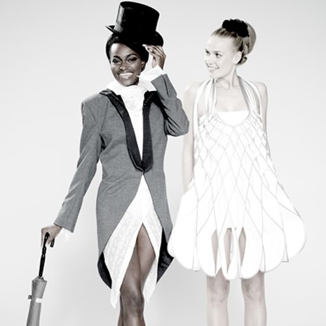 Twee Dames Met Hoed En Paraplu