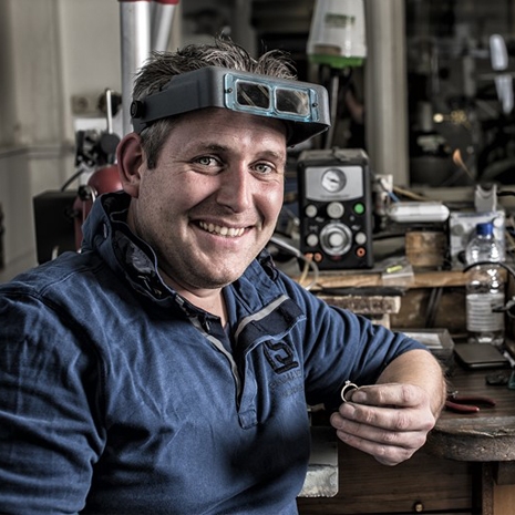 Goudsmid Met Witgouden Ring