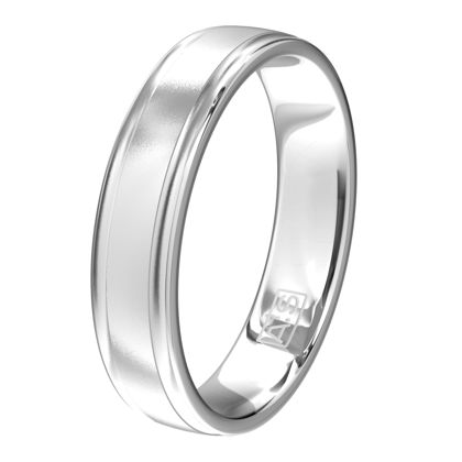 Bij deze klassieke zilveren ring hebben onze goudsmeden de randjes iets verlaagd.