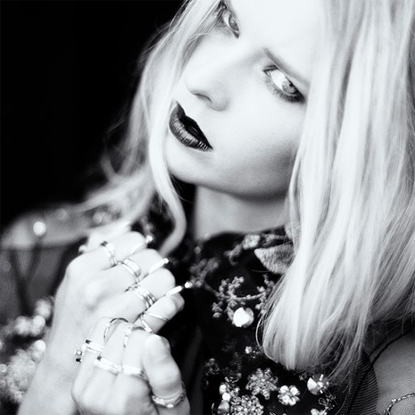 Dame Met Twee Handen Vol Ringen