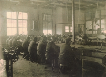 Aller Spanninga Werknemers Aan Werkbank