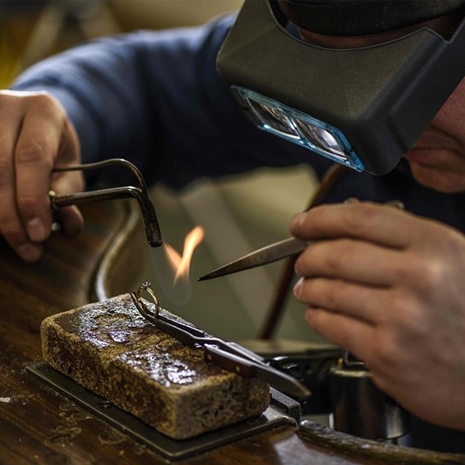 Goudsmid Werkt Aan Verlovingsring