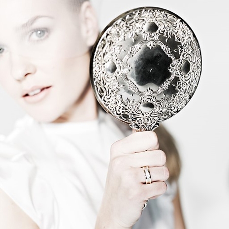 Dame Met Handspiegel En Ring Om Ringvinger