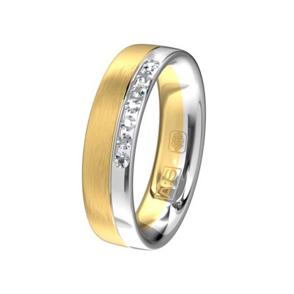 Een ambachtelijk gemaakte ring van geel- en witgoud, in de witte baan zijn door de diamantzetter 7 briljanten gezet, deze ring is een kunstwerk voor het leven!