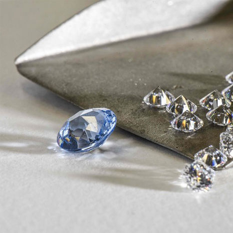 Diamanten in en naast een bakje