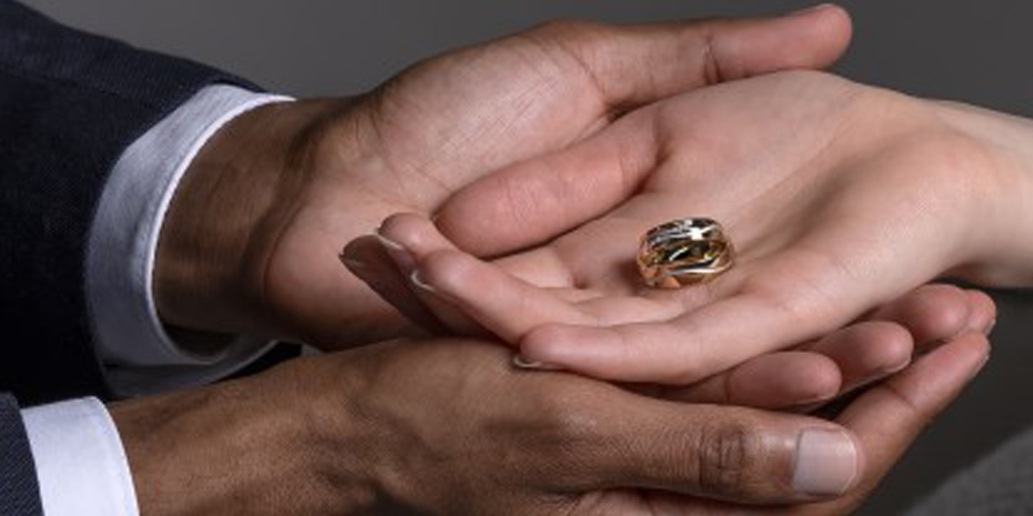 Geelgouden Trouwringen In Hand