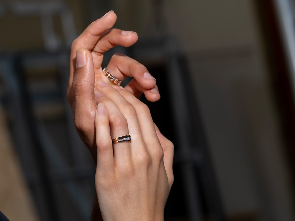 Handen Met Bicolor Trouwringen