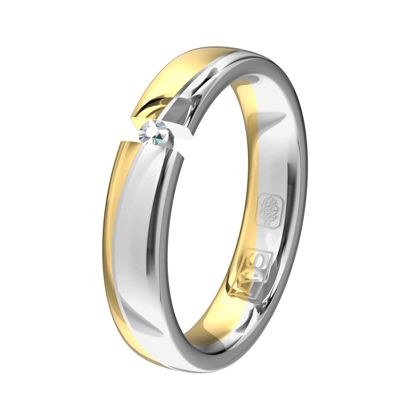 Le design graphique de cette bague bicolore attire immédiatement le regard. Son diamant brillant, à l’effet « flottant », sublime l’ensemble avec élégance et légèreté.