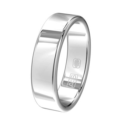 De ronde zijkanten geeft deze ring een unieke look. Deze look wordt nog eens versterkt omdat onze goudsmeden dit model zowel van een vlakke buiten- als binnenkant hebben voorzien. Zo krijg je een waar juweeltje!