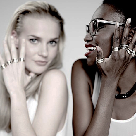 Twee Dames Met Ringen Om Een Hand