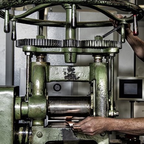 Medewerker Aan De Machine