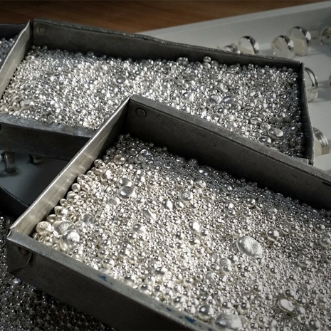 Twee Bakken Met Zilverkorrels En Zilveren Ringen