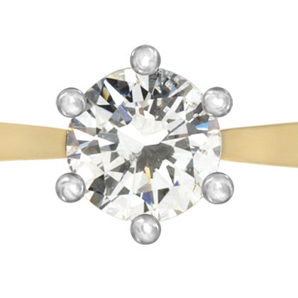 De klassieker onder de solitairringen! Prachtig uitgevoerd in een tweekleurige combinatie en voorzien van een briljant van 0,31 ct.