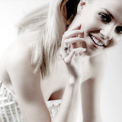 Dame Met Hand Met Ring Tegen De Wang