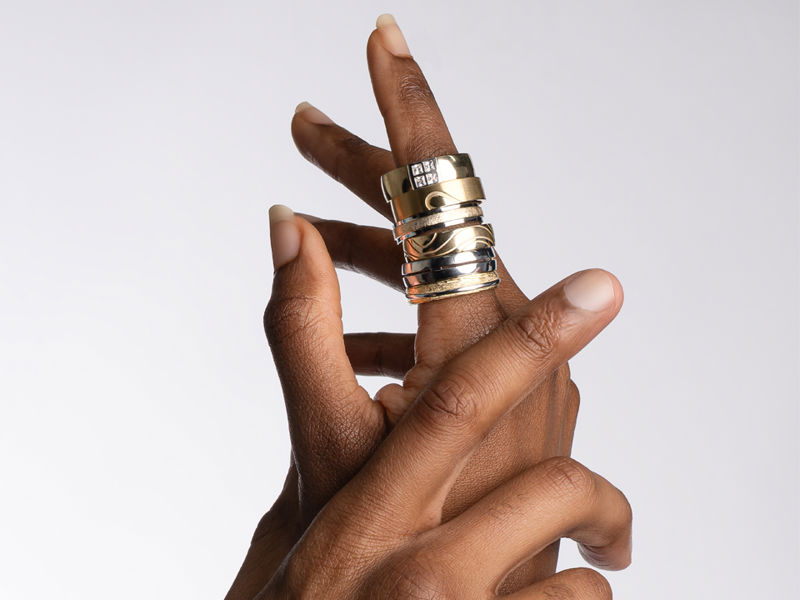 Diverse ringen om wijsvinger