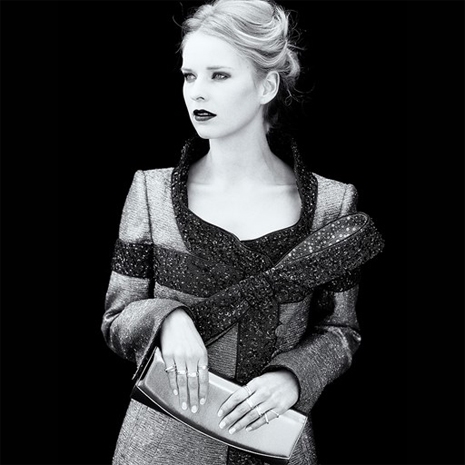 Dame Met Handtas En Ringen Om Haar Vingers