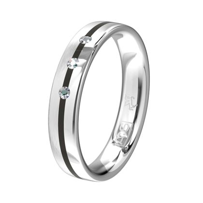 Anders dan anders, dat is deze ring zeker. De flauwbolle ring is aan één zijde horizontaal mat en aan de andere zijde glanzend, met hiertussen een zwarte band. In de zwarte band zijn voor de dame drie briljanten geplaatst.