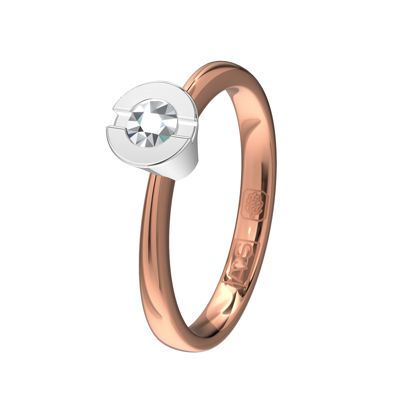 Handgemaakt en daardoor uniek! Deze schitterende rosegouden solitairring is door onze diamantzetters voorzien van een 0,15 ct. briljant in een witgouden zetting.