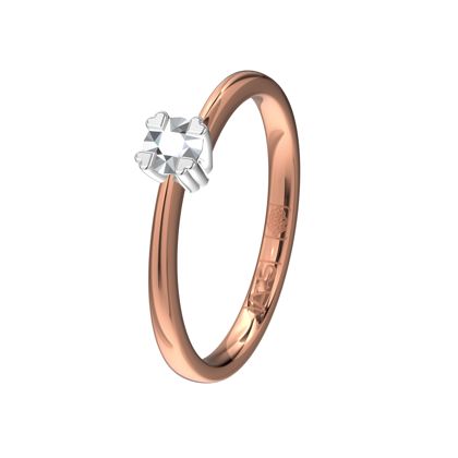 De unieke vormgeving van deze solitaire ring in combinatie met de vier hartvormige pootjes maken deze ring tot een waar sieraad welke door onze diamantzetters is voorzien van een 0,20 ct. briljant.