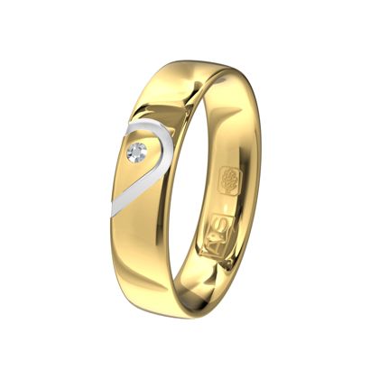 Een prachtige geelgouden ring met een bijzonder liefdesmotief. Dit motief is door onze diamantzetters voorzien van een schitterende briljant.