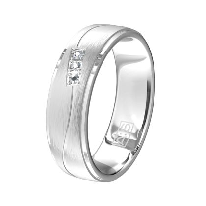 Klassiek, chique en stijlvol; deze ring heeft het allemaal. De fraaie facetlijn is voorzien van drie briljanten welke zorgen voor een subtiele schittering aan je vinger!