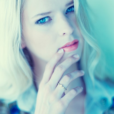 Dame Met Hand Met Ring Tegen Kin