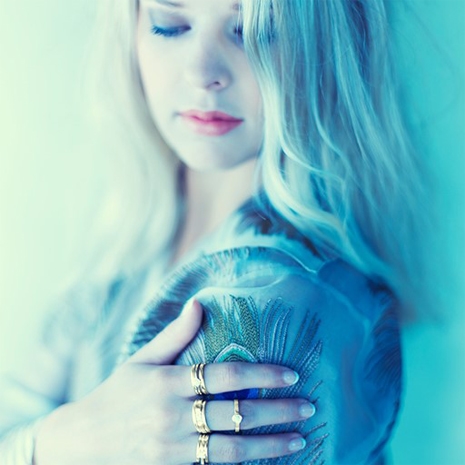 Dame Met Hand Vol Ringen Tegen Haar Arm