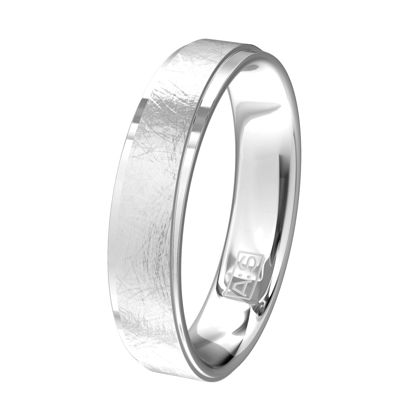 Wie wordt er niet gelukkig van deze prachtige zilveren ring? De middenbaan heeft een ambachtelijke ijsmattering en de zijbanen zijn glimmend gepolijst