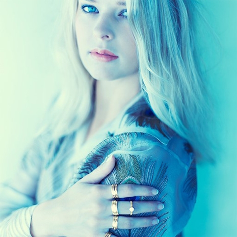 Dame Met Hand Met Ringen Tegen Haar Arm