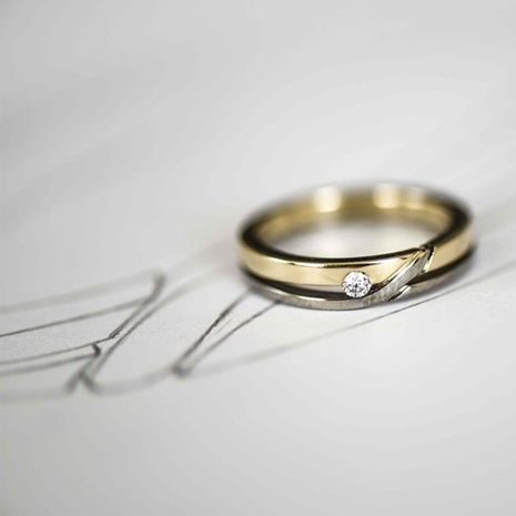 Meerkleurige Relatiering Met Diamant Op Tekentafel