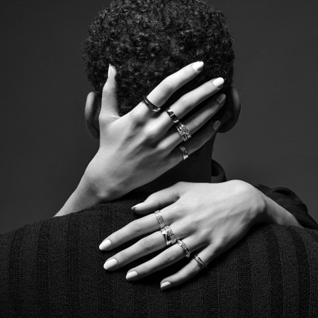 Omhelsing Man Door Twee Handen Met Ringen