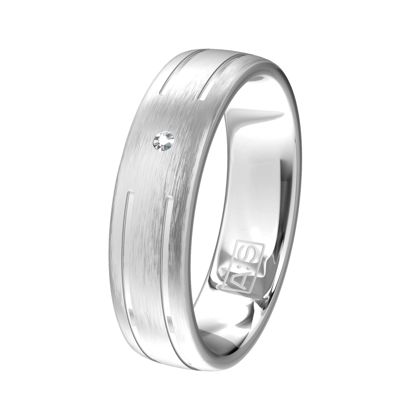 Prachtige tijdloze ring voorzien van een mooi lijnenspel, in deze ring siert een schitterende briljant.