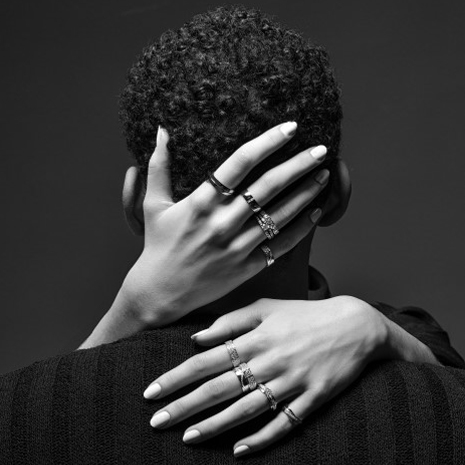 Handen Met Ringen Omhelsen Man