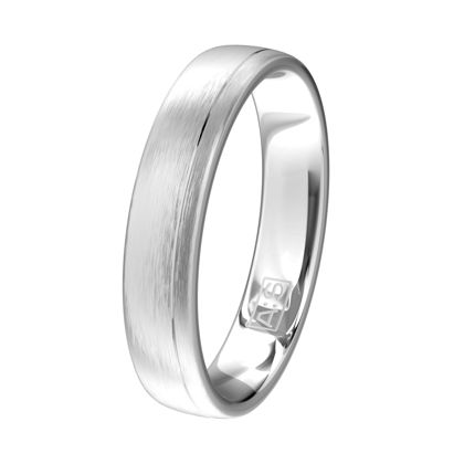 Deze subtiele zilveren ring is helemaal gemaakt voor jou! De elegante uitstraling in combinatie met de ronde binnenkant maakt dit tot een schitterende ring.