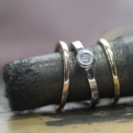 Roodgouden, Witgouden En Geelgouden Ring Op Maatstok